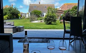 Whispering Waves Guest House, Brighton-8 Mins, Guests 4, Beachfront, Free Parking, Wifi, Kitchen And Ac